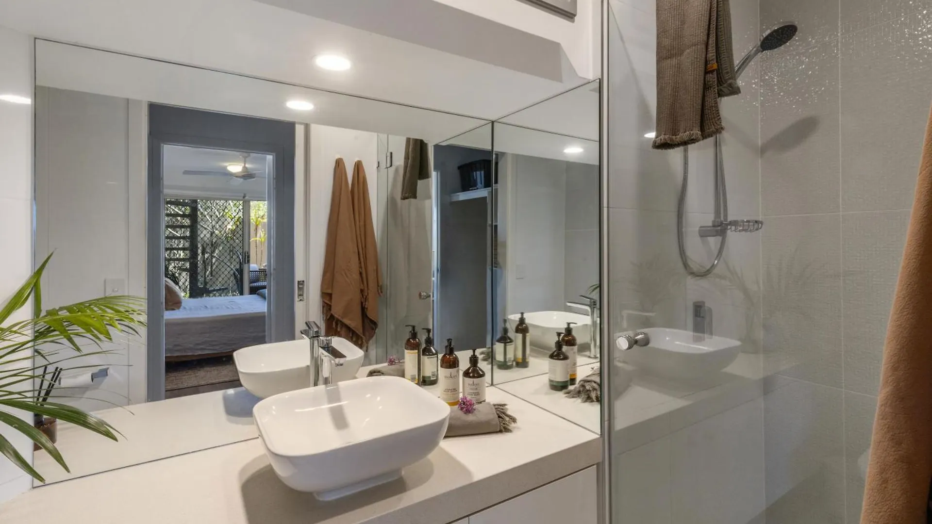 Riverfront Luxury, Poolside, Near Hastings Noosa Heads 0*,  Australia
