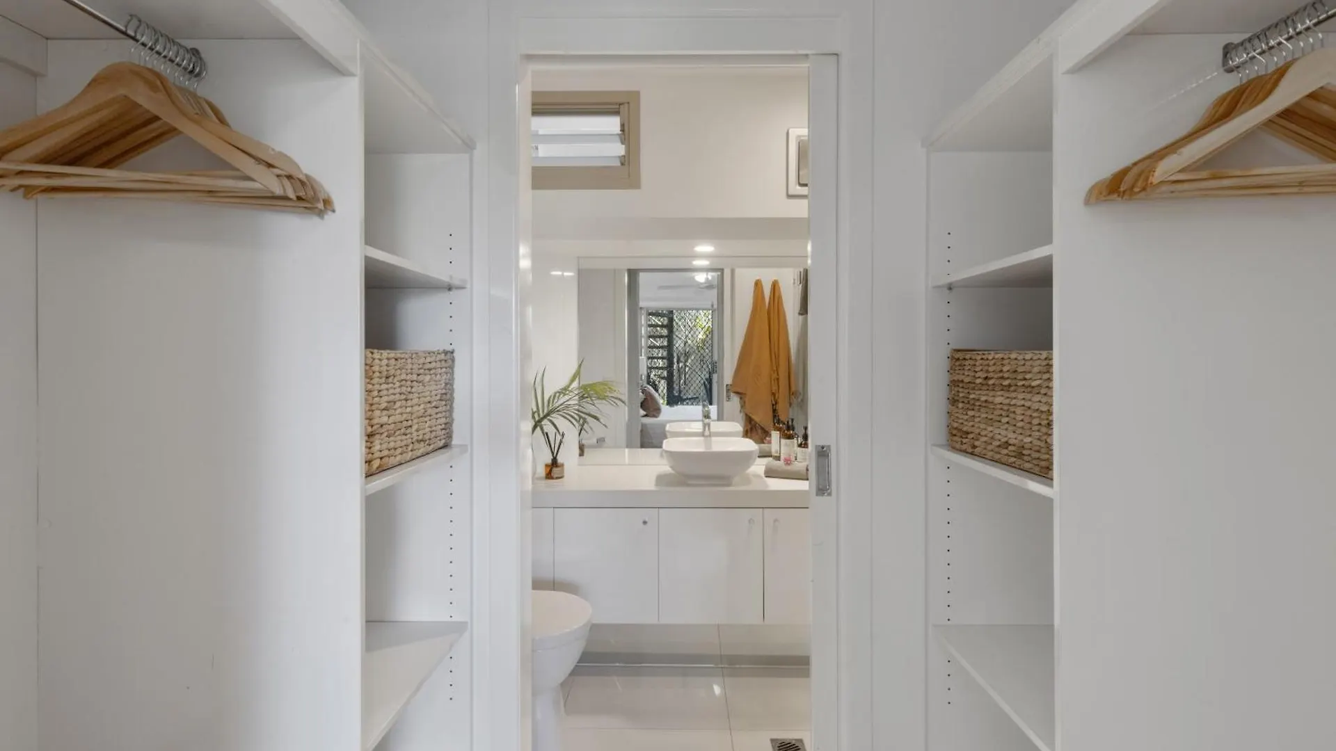 Riverfront Luxury, Poolside, Near Hastings Noosa Heads Australien