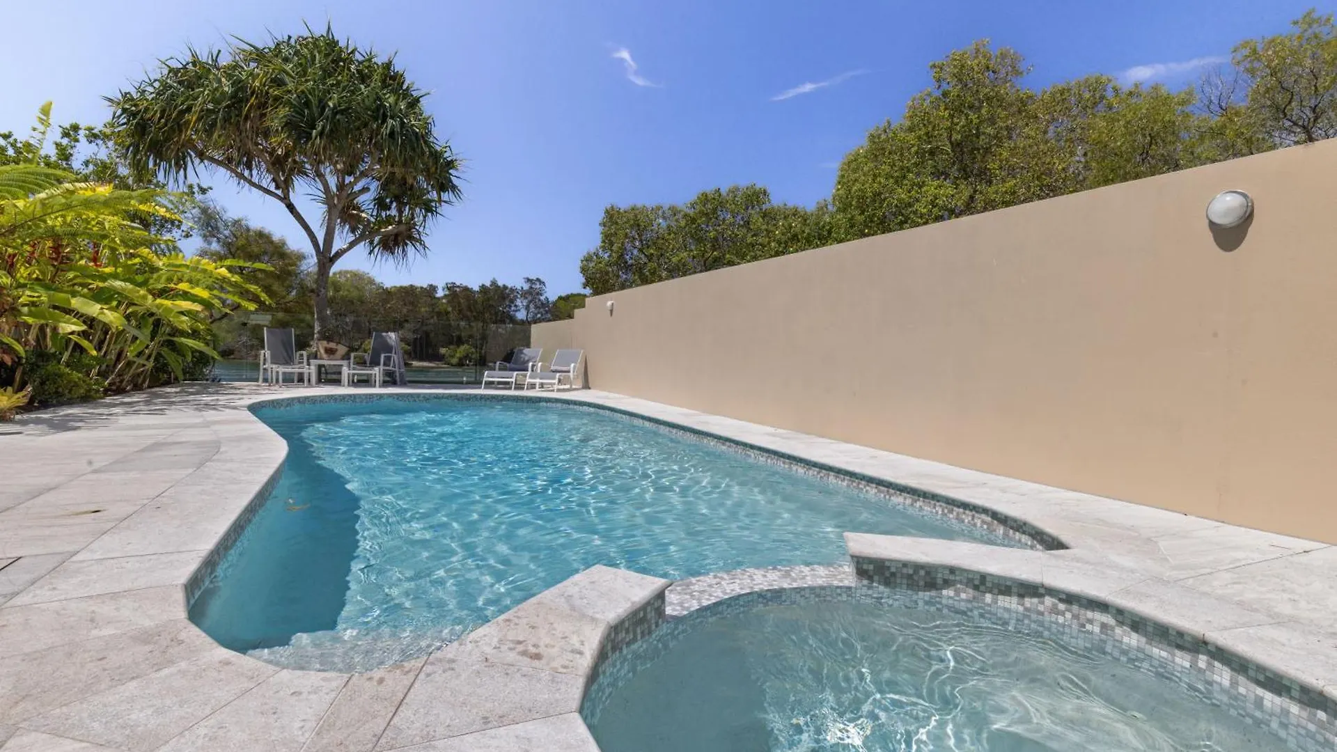 Lägenhet Riverfront Luxury, Poolside, Near Hastings Noosa Heads