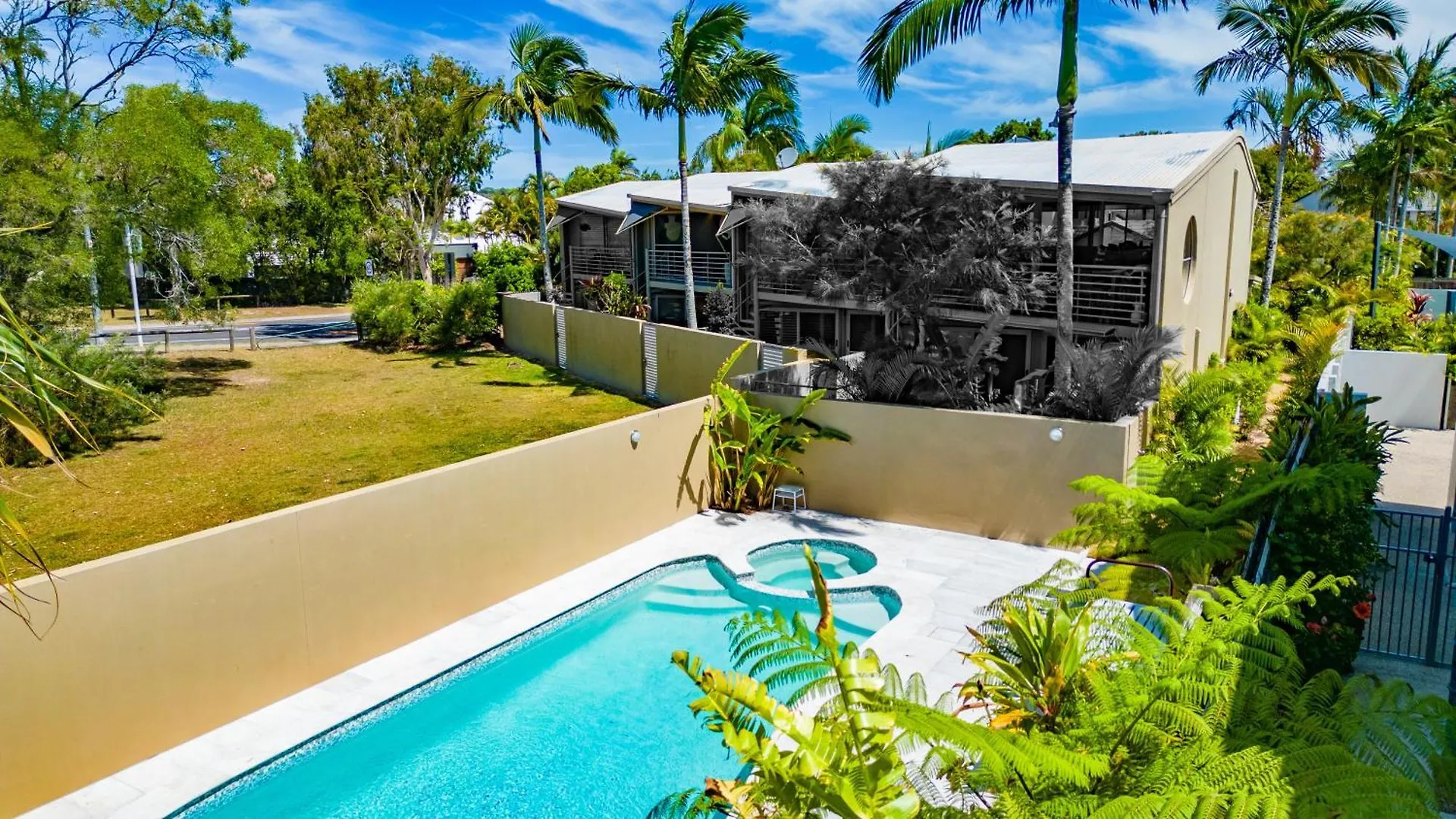 Riverfront Luxury, Poolside, Near Hastings Noosa Heads