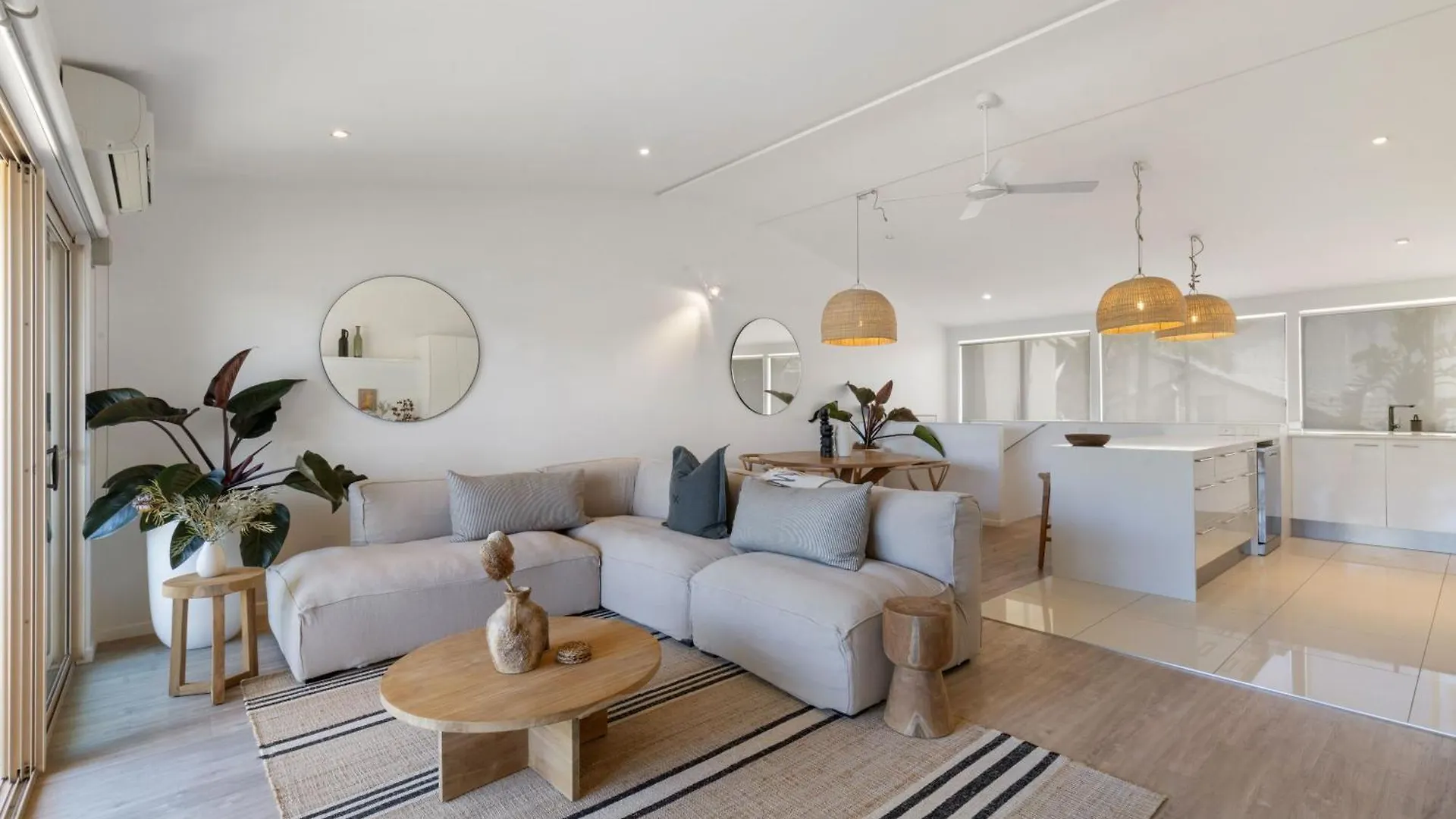 Riverfront Luxury, Poolside, Near Hastings Noosa Heads Lägenhet